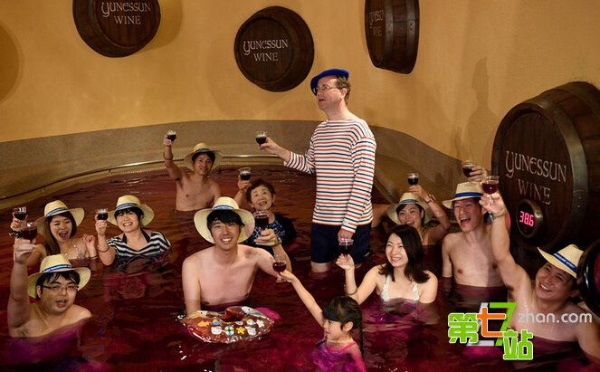 日本温泉圣地 俊男美女共浴红酒温泉太奢侈