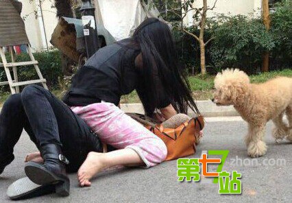 东北美女街边打架 这场面男人看后都脸红