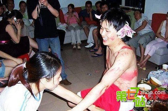 丈母娘让女婿当众洞房小姨子围观学习