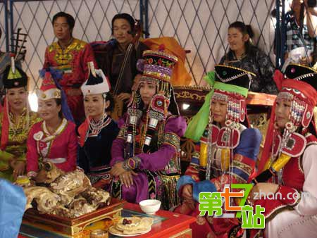 四女共侍一夫：蒙古男人随便挑美女让所有人艳羡