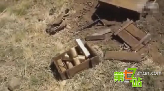 老人种树挖到一铁箱子 打开后瞬间懵了