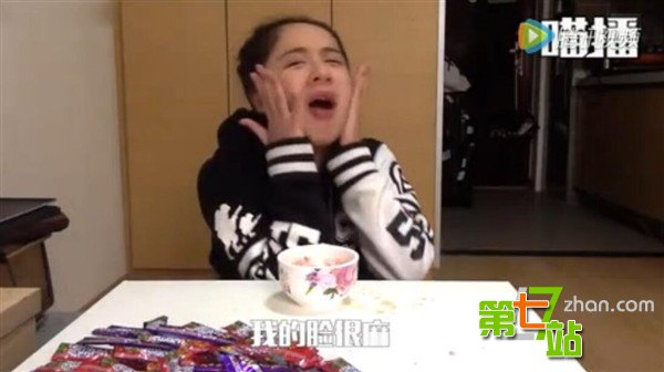 作大死：妹子同时吃50包跳跳糖舌头炸出血