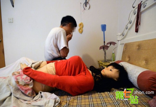 妻子去世后：大爷定制了一个仿真人偶