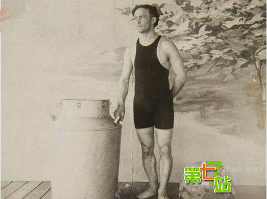 2. 亨利胡狄尼 (Harry Houdini)，魔术师：在1926年，胡狄尼是全世界最好的魔术师之一。他自称可以承受在肚子上被揍很多拳。当胡狄尼在淮备一个魔术秀时，一位大学生去拜访他然后趁胡狄尼不注意时全力揍了他肚子几拳。胡狄尼在几天后死于阑尾破裂。