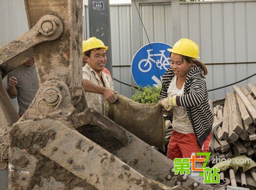 90后女生的工地生活：与男工仅用床单相隔