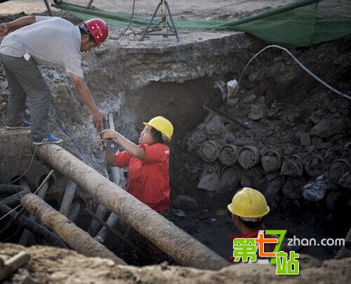 90后女生的工地生活：与男工仅用床单相隔
