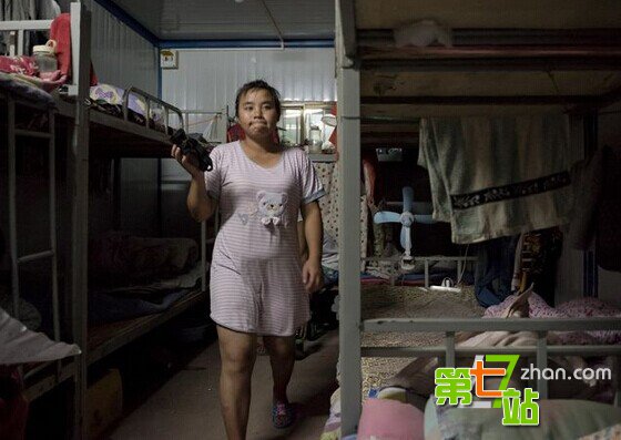 90后女生的工地生活：与男工仅用床单相隔
