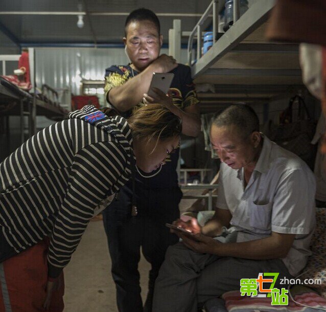 90后女生的工地生活：与男工仅用床单相隔