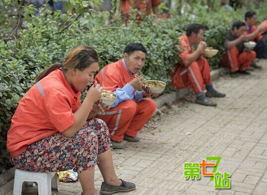90后女生的工地生活：与男工仅用床单相隔