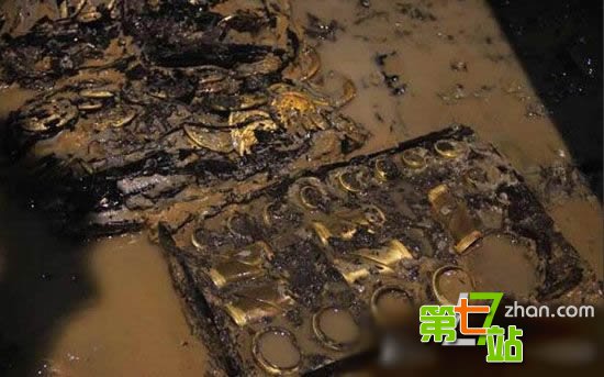 西汉千年神秘古墓出土：马蹄金金饼众多