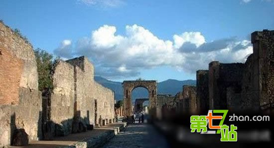 西汉千年神秘古墓出土：马蹄金金饼众多