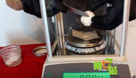 疯狂科学家喝下剧毒氰化钠 结果竟是？
