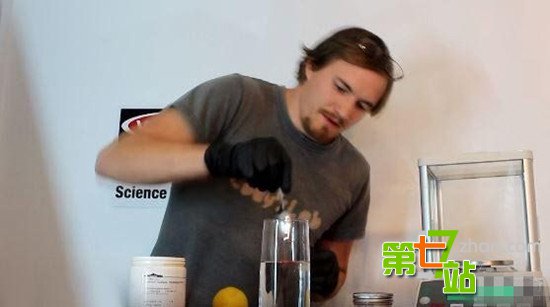 疯狂科学家喝下剧毒氰化钠 结果竟是？