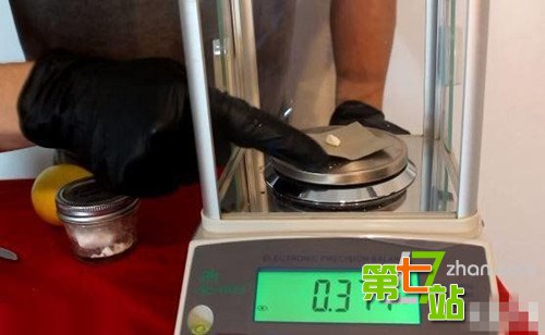 疯狂科学家喝下剧毒氰化钠 结果竟是？