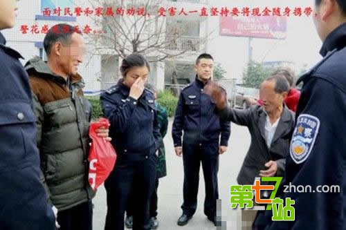 3岁女童包里背2.8万现金吓坏老师