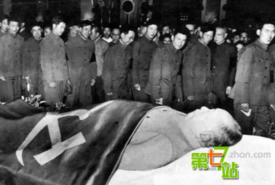 人死后为什么要盖住脸？真的会有鬼魂来接吗？