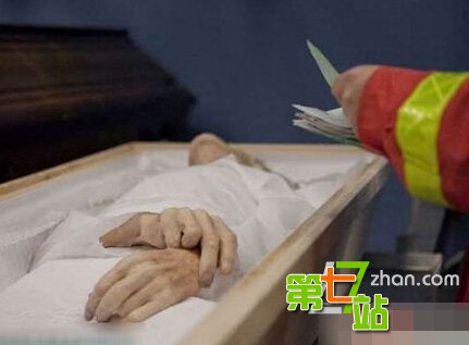 停尸房不为人知的黑镜头 女尸火葬前处理