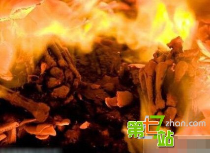 停尸房不为人知的黑镜头 女尸火葬前处理