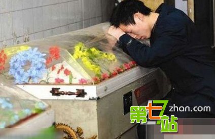 停尸房不为人知的黑镜头 女尸火葬前处理
