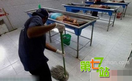 停尸房不为人知的黑镜头 女尸火葬前处理