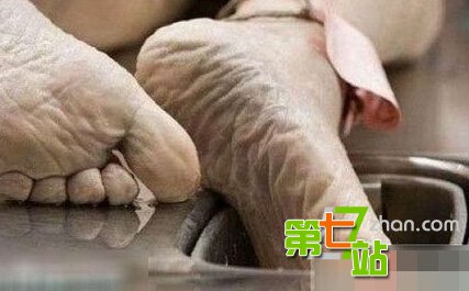 停尸房不为人知的黑镜头 女尸火葬前处理
