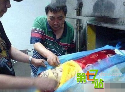 停尸房不为人知的黑镜头 女尸火葬前处理