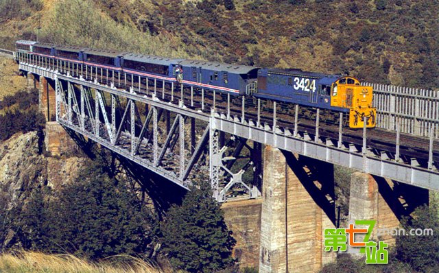 穿过南阿尔卑斯山的新西兰观光列车