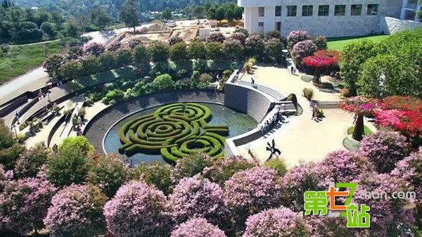 爱花成痴的英国老人花了25年打造梦境花园