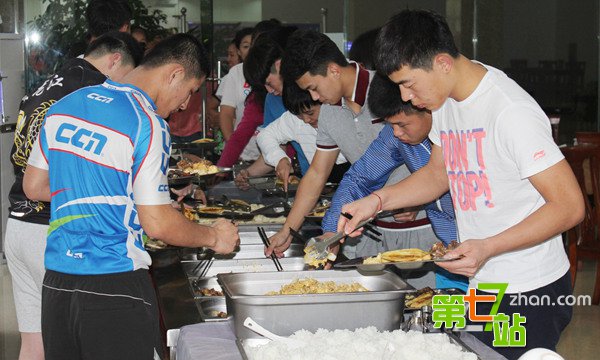 运动员特供食品：1桶油上千1碗汤价值2000