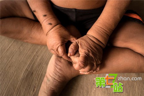 四岁的孩子竟然长成这样？太震惊了！