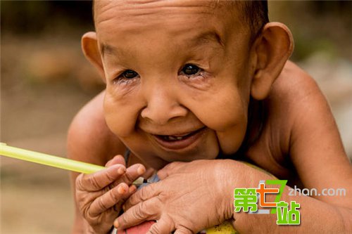 四岁的孩子竟然长成这样？太震惊了！