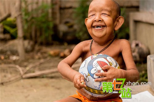 四岁的孩子竟然长成这样？太震惊了！