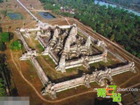 古树吹倒惊现遗骨 世界十大神秘事件盘点