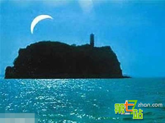 古树吹倒惊现遗骨 世界十大神秘事件盘点