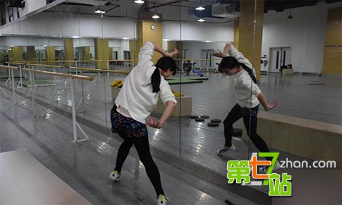 不走寻常路！90后女孩享受“扮鬼”