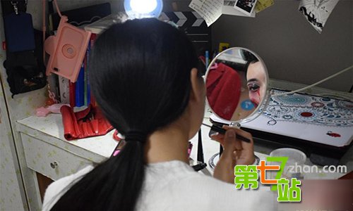 不走寻常路！90后女孩享受“扮鬼”