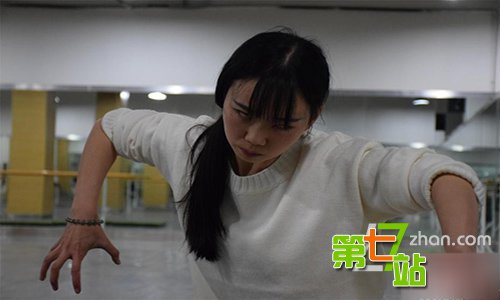 不走寻常路！90后女孩享受“扮鬼”