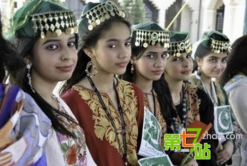 新娘上错床误认伴郎为丈夫：网友叹福利好