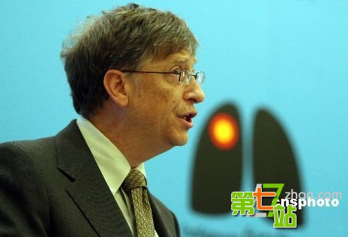 世界十大“左撇子”名人 全球首富位列其中